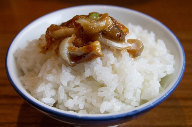 朴葉味噌をご飯にのせて食べる