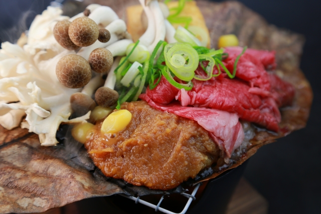 山菜入りの朴葉焼き(ほおばやき)