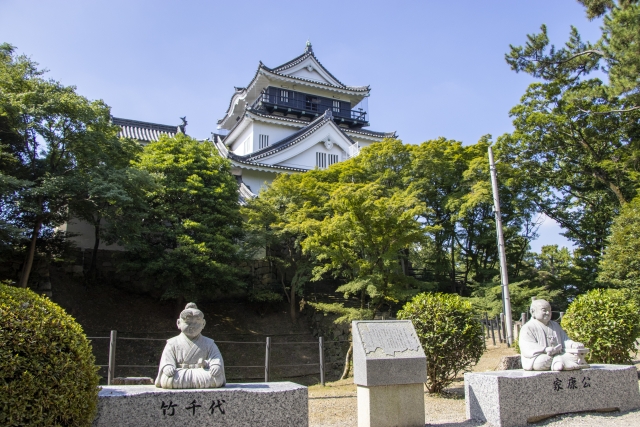 岡崎城と徳川家康公像