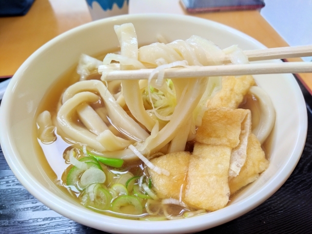 吉田のうどんの極太で硬い麺