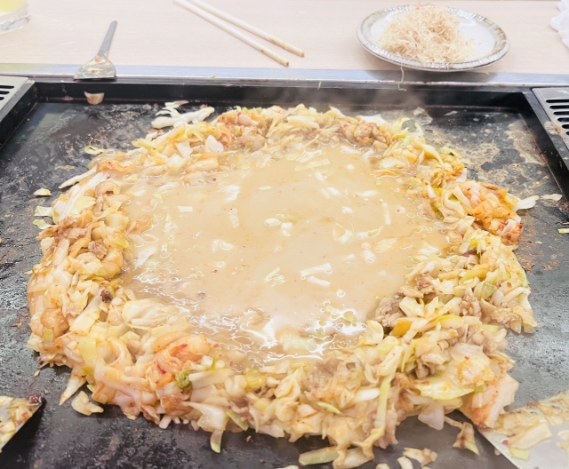 土手に生地を流し込む