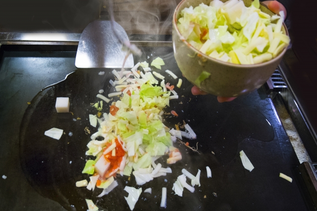 具材を炒める