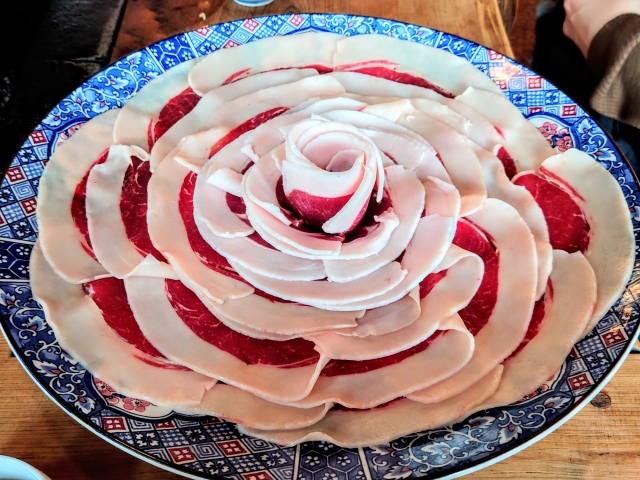 牡丹の花の様に盛り付けられた猪肉