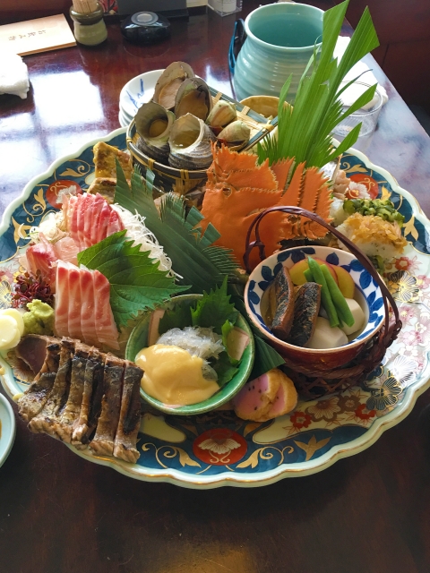 かつおのたたき入りの皿鉢料理