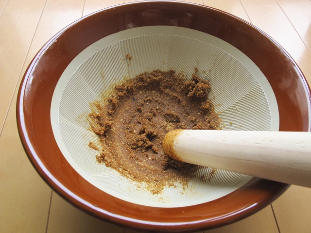 すり身とゴマを味噌をすり鉢で「炙る」