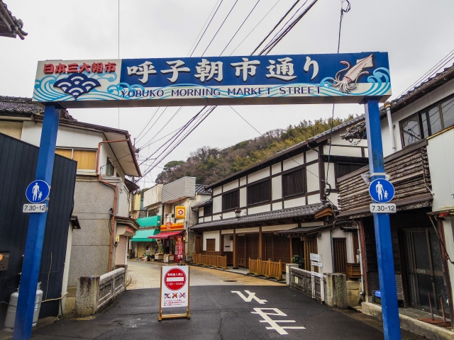 呼子朝市通り