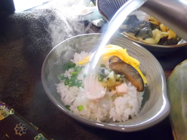 鶏飯にスープを入れる