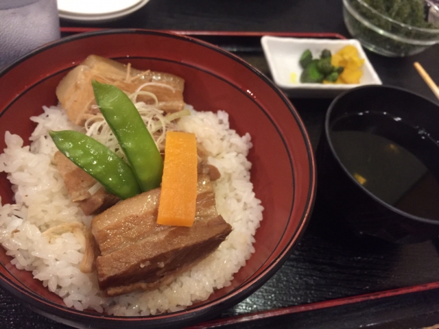 ラフテー丼