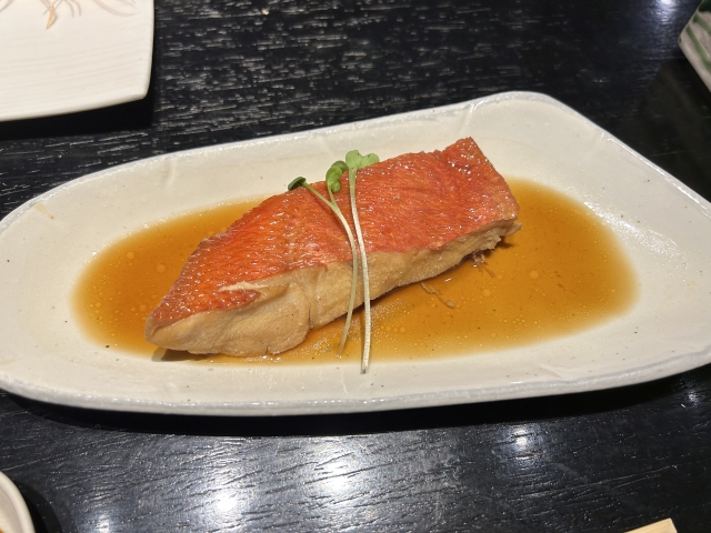 皮目を上にして盛りつけた金目鯛の煮付け