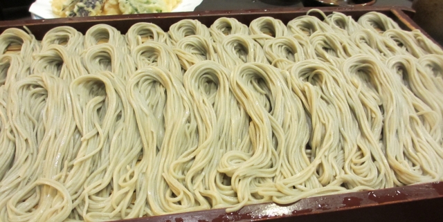 へぎに綺麗に盛り付けられた蕎麦