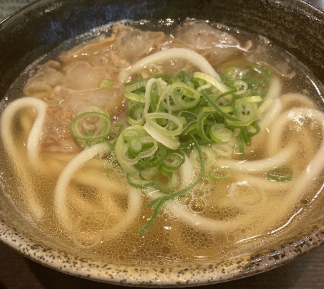 油かすの旨味が出汁に溶け出したかすうどん