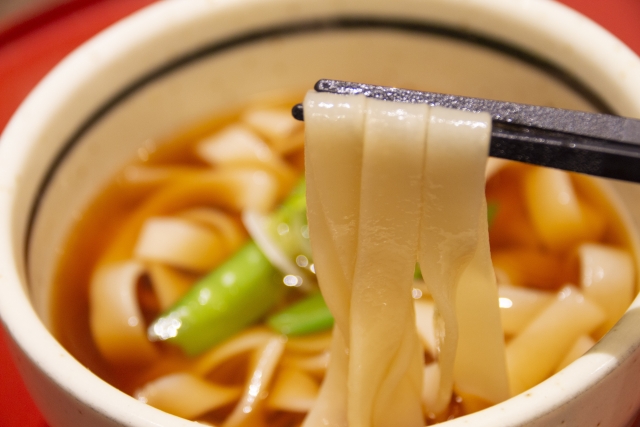 平たい形状のきしめん