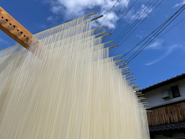 伝統的な三輪そうめんの天日干し