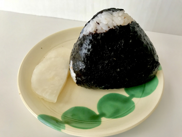 おにぎりとべったら漬け