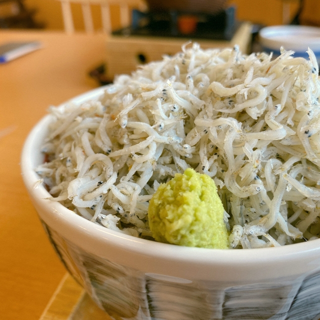 釜揚げしらす丼にわさびのトッピング