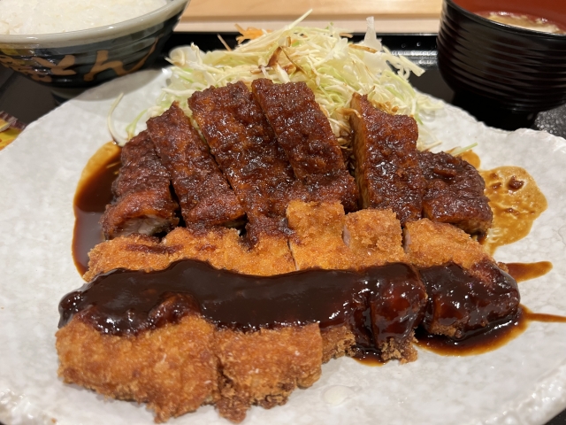 矢場とんのわらじとんかつ